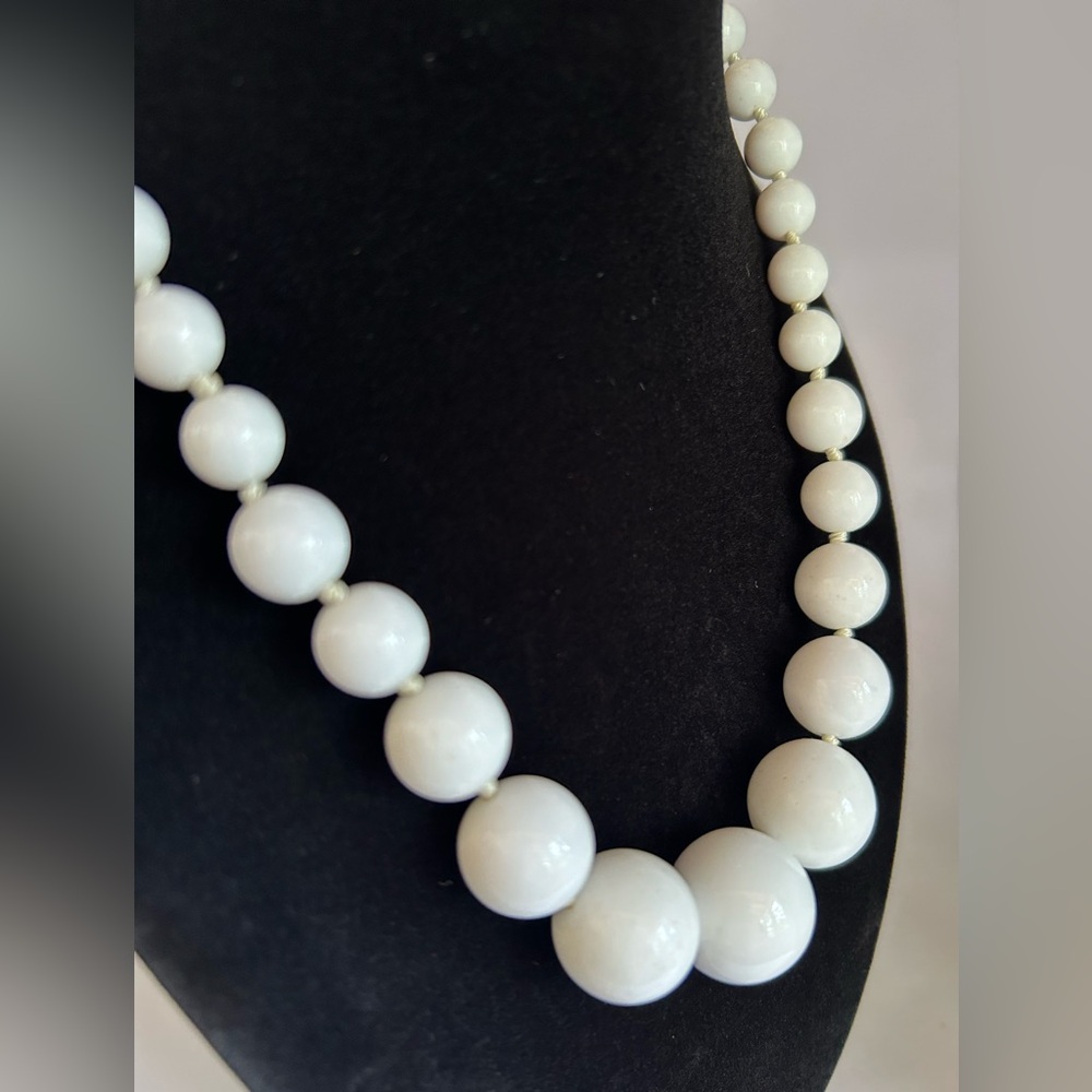 Vintage mid-century white graduated chunky beaded necklace made in Japan 14”+4” - Picture 3 of 12